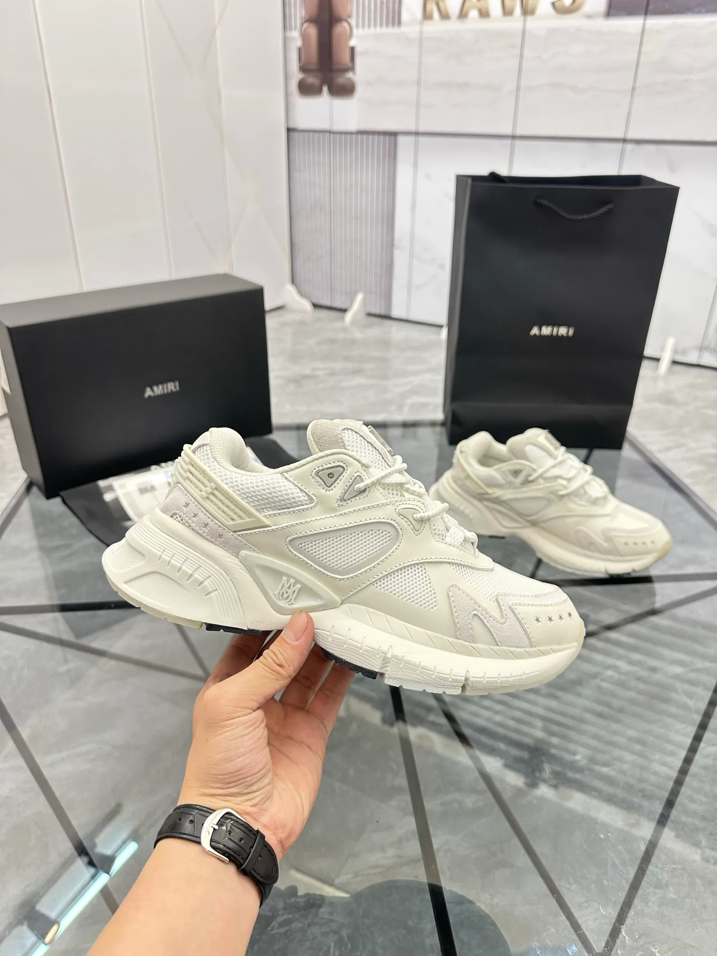 Men's shoes: 💰P720¥ Guangzhou top quality Product trademark: AMIRI* "Amir*" low-top casual shoes Regular size: 39-44 (can be customized to 45) Product materials: upper imported first-layer cowhide stitching original material, breathable lining, original outsole. Number: 525